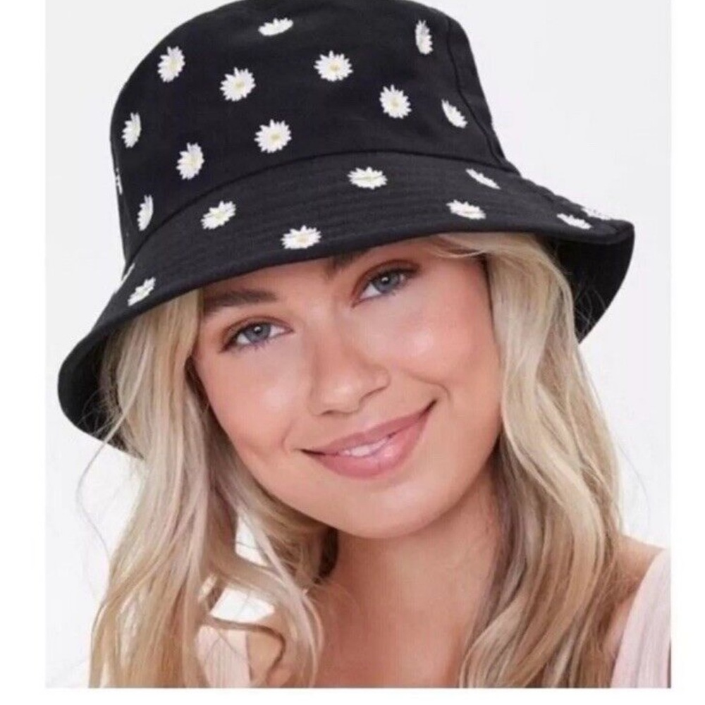 Alice and Olivia reversible bucket hat
